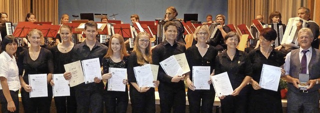 Fr insgesamt 200 Jahre Aktivitt im D...splakette des Harmonikaverbandes aus.   | Foto: Eberhard Gross