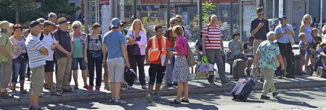 Warten auf den Bus am Freiburger Haupt...mit Arbeiten an den Gleisen zusammen.   | Foto: Jonas Hirt