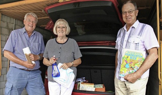 Henning Uhlich und seine Frau Birgit u...milie Uhlich im Kofferraum des Autos.   | Foto: Marlies Jung-Knoblich/ZVG