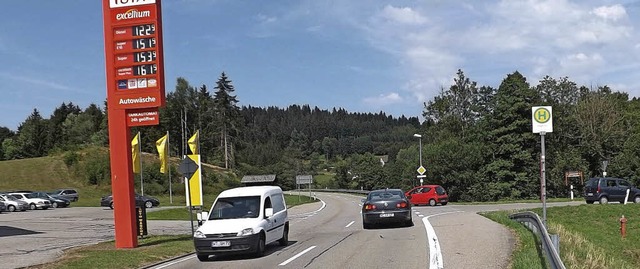 Ein Verkehrsschild bei der Tankstelle ...iebenen 70 Stundenkilometer hinweisen.  | Foto: Wolfgang ADam