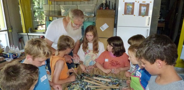 Wolfgang Frse hatte beim Kinderferien...te Gste, die Glasmosaike herstellten.  | Foto: Sigrid Schneider