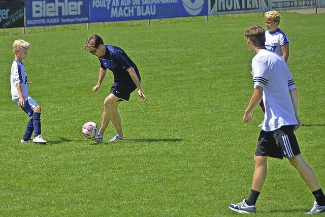 Junge Fuballer trotzen der Hitze