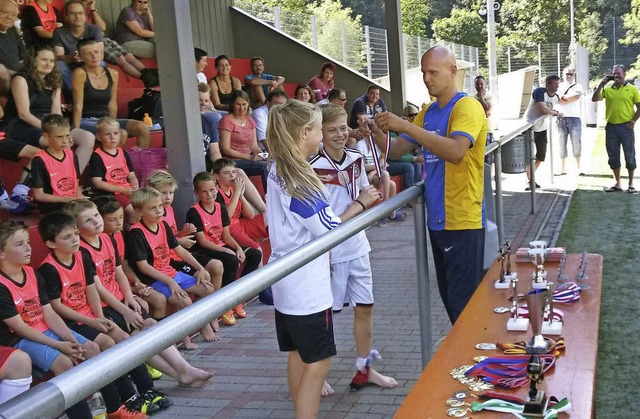 Als Anerkennung gab es Medaillen und P...e am Fuballcamp teilgenommen hatten.   | Foto: Birgit Kiefer