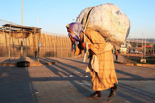 Gebeugter Gang: Bis zu 80 Kilo wiegen die Packen.  | Foto: Sascha Montag