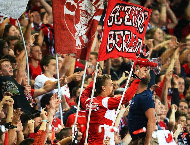 Ein bodenstndiges Stadion zum Wohlfhlen: Das fordern die Fans fr den Neubau.  | Foto: dpa