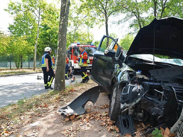 Bevor mit der Rettung der eingeklemmte...s drohte eine Bschung hinabzustrzen.  | Foto: Martin Eckert