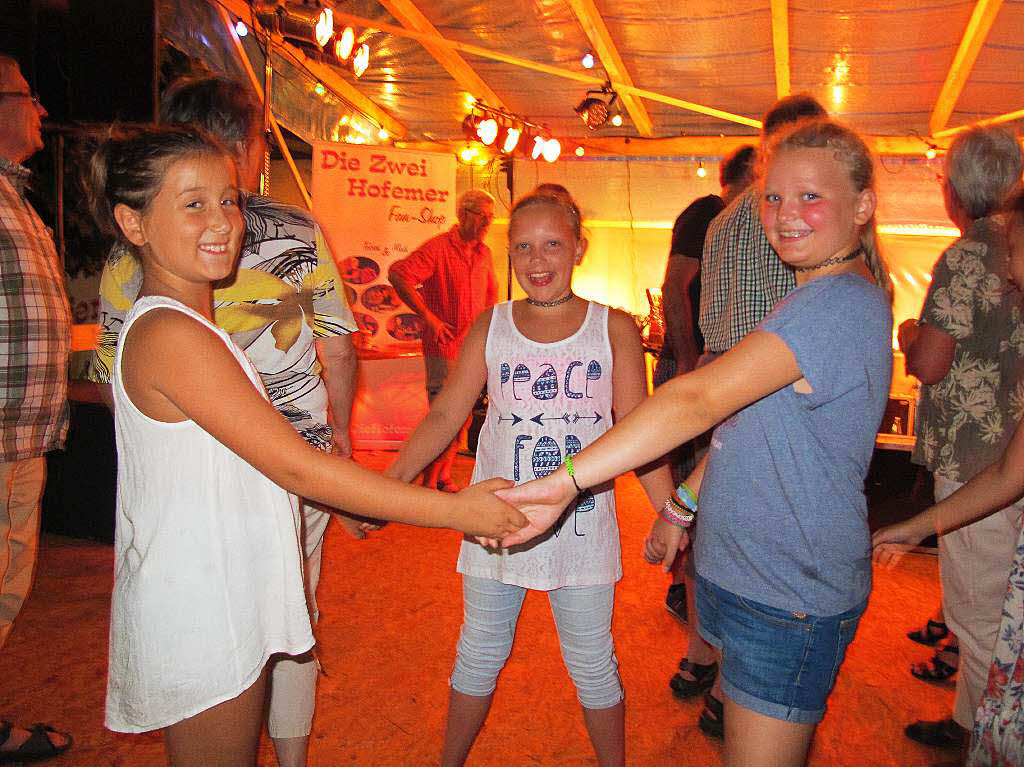 Dorffest in Obereggenen mit viel Musik und Tanz. Kinde rund Erwachsene hatten ihren Spa.