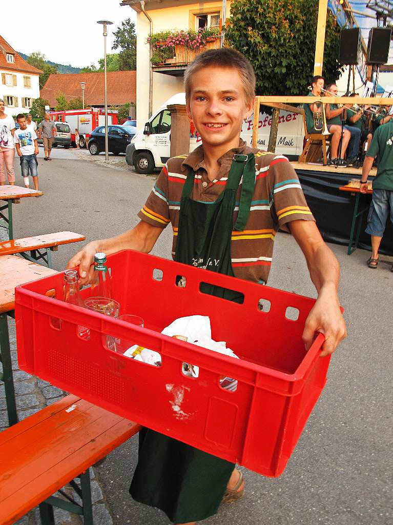 Beste Stimmung beim Dorffest in Obereggenen, die Helfer des Musikvereins, der seinen „Neunzigsten“ feierte, hatten wie der jngste Helfer Bastian Knorr gut zu tun.