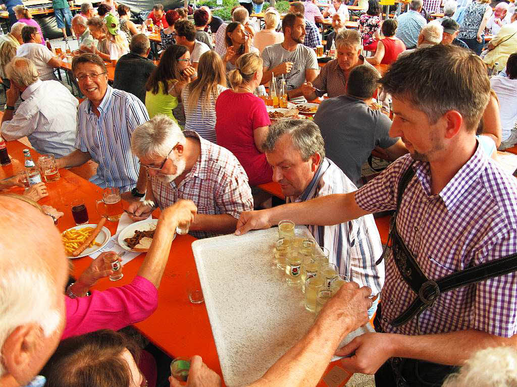 Beste Stimmung beim Dorffest in Obereggenen, die Helfer des Musikvereins, der seinen „Neunzigsten“ feierte, hatten gut zu tun. Orsvorsteher Marcus Siegwolf schenkte den Jubilumswein aus.