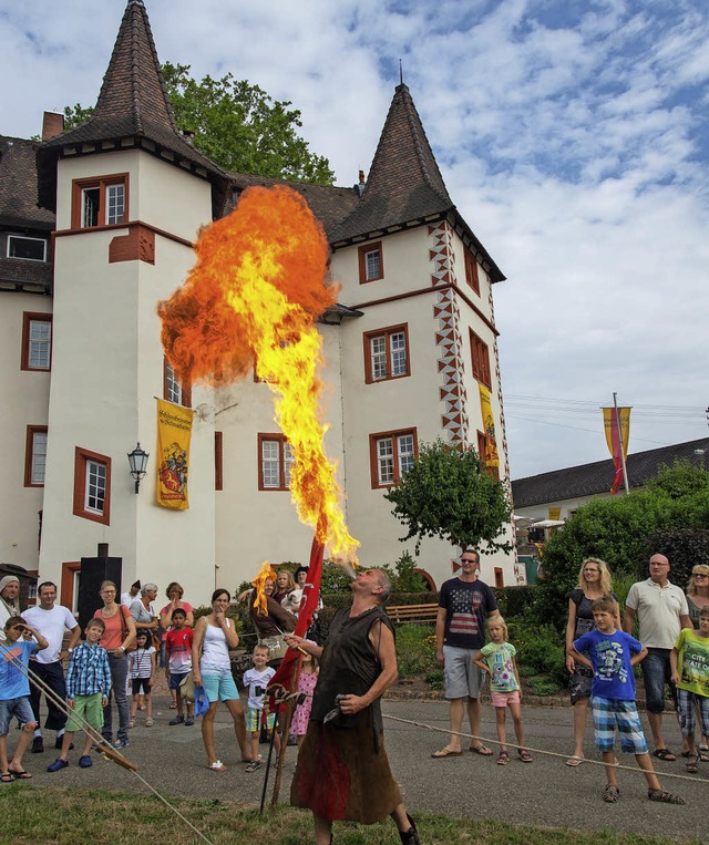 Eine der Attraktionen: Feuerspucker Mr...terreich vor dem Schmieheimer Schloss   | Foto: olaf michel