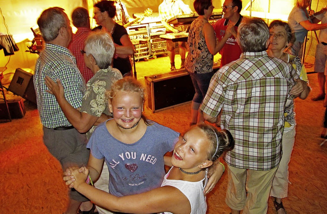 Viel Musik gab es beim Dorffest in Obe...rtal feierte seinen 90sten Geburtstag.  | Foto: Jutta Schütz
