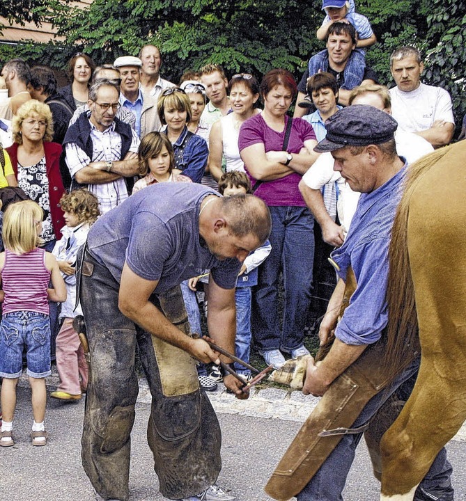 Groß ist das Interesse der Zuschauer b... traditionell altes Handwerk gezeigt.   | Foto: Maier