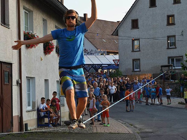 Schwindelfrei ber die Festmeile: Ewat... auf der stark schwankenden Slackline.  | Foto: Florian kech