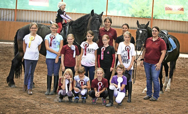 Die Teilnehmer des Longenwettbewerbs m...und Nicole Blle mit dem Pferd Diego.   | Foto: Irene Wagner