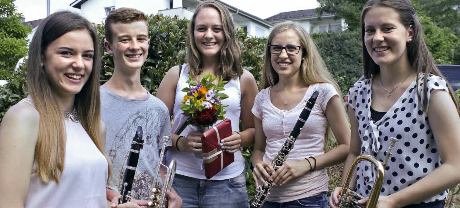 Erfolgreiche Nachwuchsmusiker der Trac...Ann-Kathrin Schneider in ihrer Mitte.   | Foto: ZVG