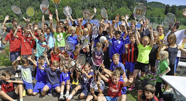 Jubel: Teilnehmer des Tennis- und Fuballcamps in Buchenbach.   | Foto: Michel Mattern