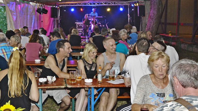 Hochbetrieb herrschte an allen drei Fe... beim Sommerfest der Schmugglergilde.   | Foto: Heinz Vollmar