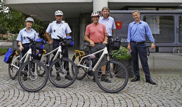 Die neuen Dienstrder prsentieren (vo...iter), Michael Wilke (Brgermeister).   | Foto: zvg