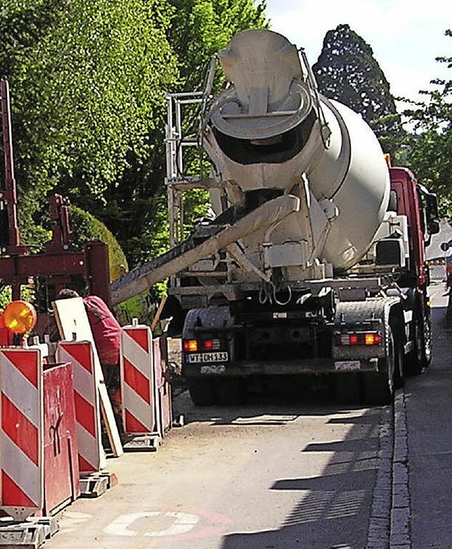 Ein Betonmischer lsst den Flssigbode... wo die Rohre schon vorbereitet sind.   | Foto: Stadt Lrrach