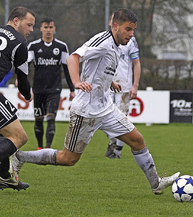 Ein steter Gefahrenherd des SV 08 Laufenburg: Sandro Knab (r.)   | Foto: Fleig