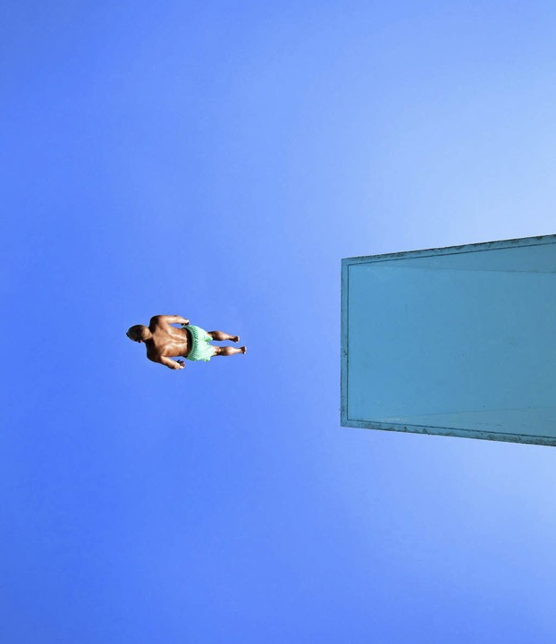 Die Abkühlung naht: Ein Mann springt i...nem Rückwärtssalto vom 10-Meter-Turm.   | Foto: dpa