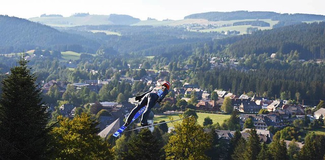 Andreas Wank schaut aus der Vogelpersp...gt im Einzelspringen auf Platz neun.    | Foto: Patrick Seeger