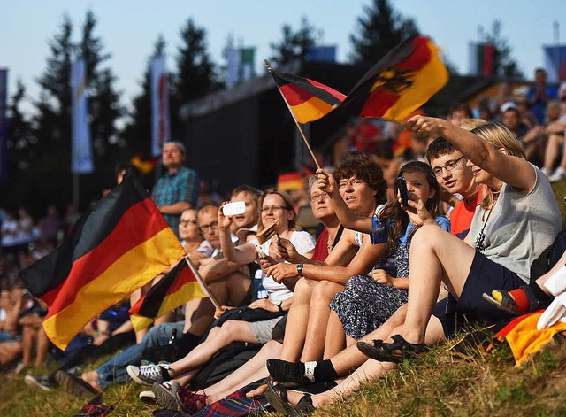 Begeisterte Fans an der Adlerschanze  | Foto: Patrick Seeger