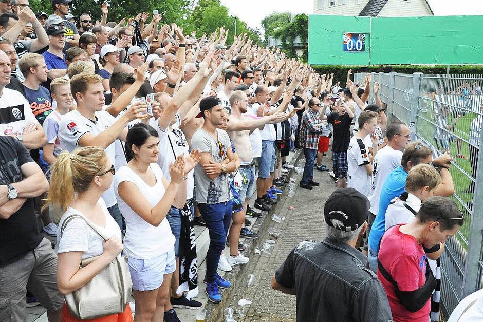 Die Stimmungsmacher waren über lange Strecken, trotz für den Zweitligisten enttäuschendem 0:0, dessen Fans im Käfig (Foto: Markus Zimmermann) Die Stimmungsmacher waren über lange Strecken, trotz für den Zweitligisten enttäuschendem 0:0, dessen Fans im Käfig (Foto: Markus Zimmermann)