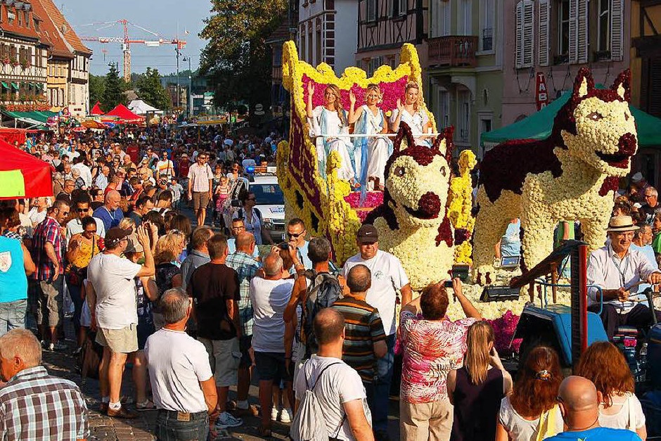 Farbenfroh und schrill ging es bei der 86. Corso Fleuri der Waldkircher Partnerstadt Sélestat zu. (Foto: christian ringwald) Farbenfroh und schrill ging es bei der 86. Corso Fleuri der Waldkircher Partnerstadt Sélestat zu. (Foto: christian ringwald)