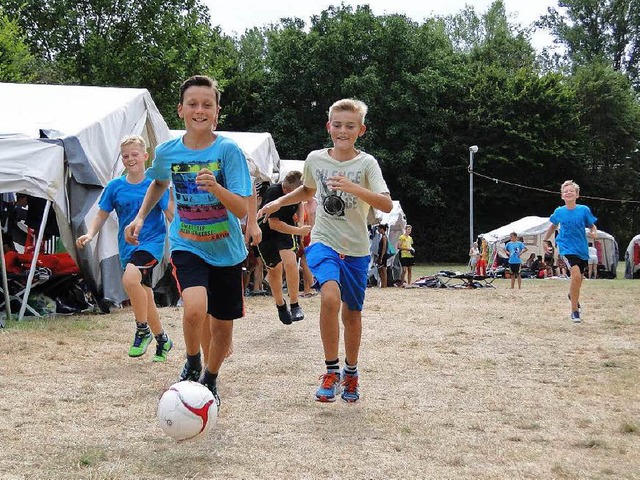 Im Zeltlager wird natrlich auch Fuball gespielt.  | Foto: Elisabeth Saller