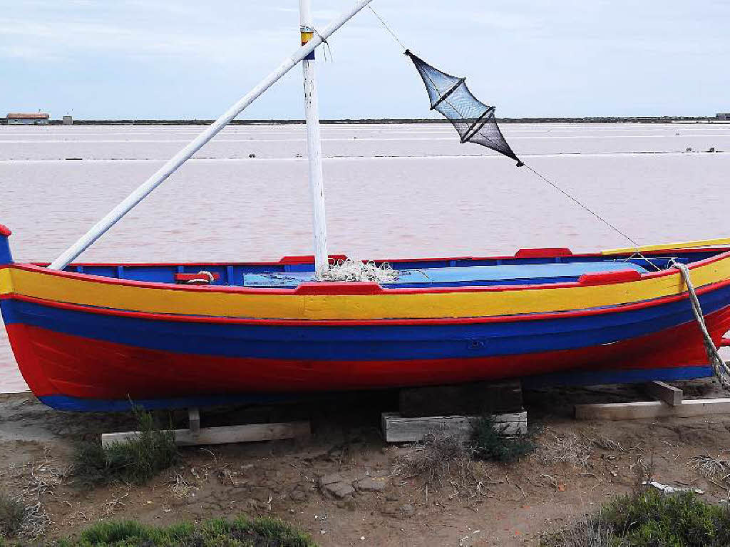 Gerd Mutter: Ein Boot vor einem Salzsee in Sdfrankreich