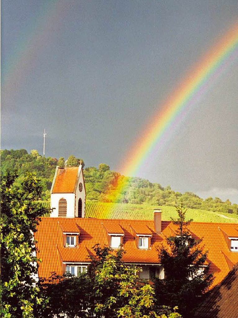 Olaf Heide: Die Kirche in Altweil unterm Regenbogen - habe dieses Foto am diesjhrigen Buurefasnachtsumzug aufgenommen, aber 'Nach dem Umzug ist vor dem Umzug'.