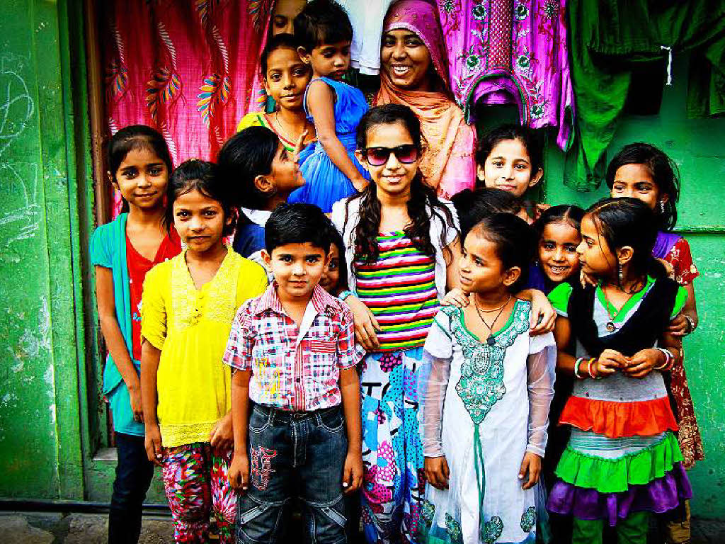 Anna Stella Winzer: „colourful (india)“ - Im Winter 2013 war ich fr zwei Monate in Indien. Dieses Foto ist in einem Slum entstanden.  Indien ist kunterbunt und das sieht man diesen Kindern an.