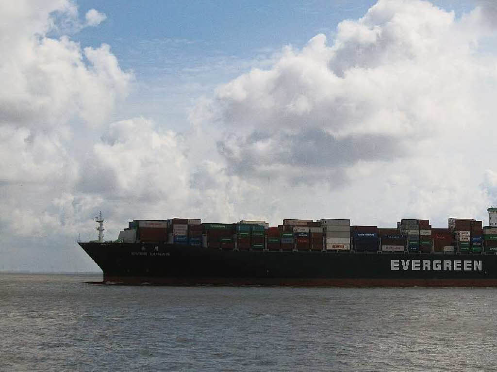 Christa Keller: Das Foto ist am 17. Juli  im Urlaub in Cuxhaven entstanden. An der Aussichtsplattform "Alte Liebe" wird angesagt, welche Schiffe gerade vorbeifahren.  Die Evergreen kam aus Hamburg und hatte 8.200 bunte Container geladen.