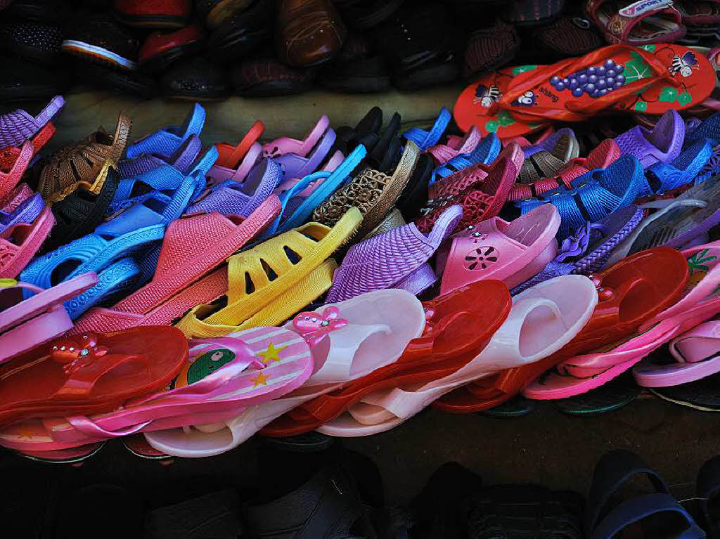 Angela Wassmer: Schuhe auf einem Markt in China