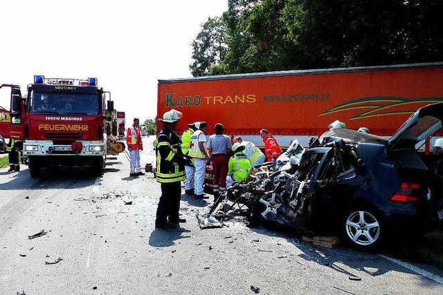 Golf-Fahrerin stirbt nach Frontalaufprall auf einen Lkw