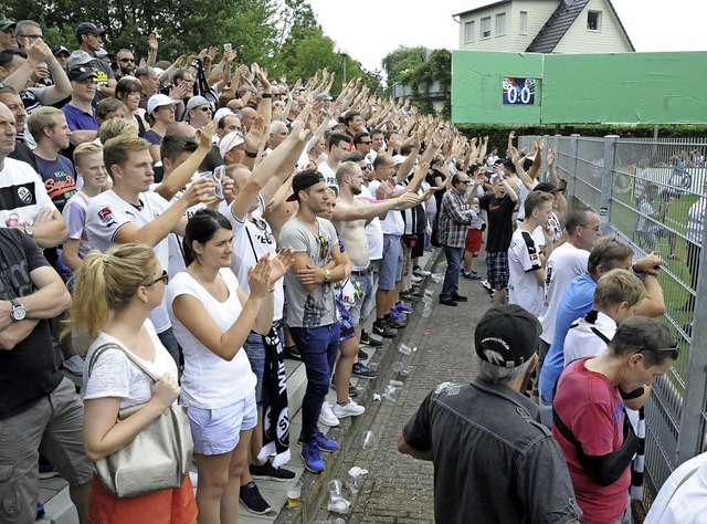 Die Stimmungsmacher waren ber lange S...ttuschendem 0:0, dessen Fans im Kfig  | Foto: Markus Zimmermann