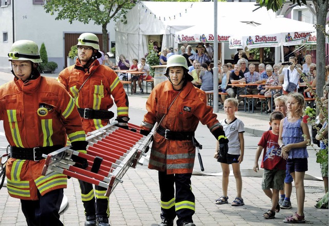 Leiselheim.  Feuerwehrleute bringen die Steckleiter an das Haus.  | Foto: Roland Vitt