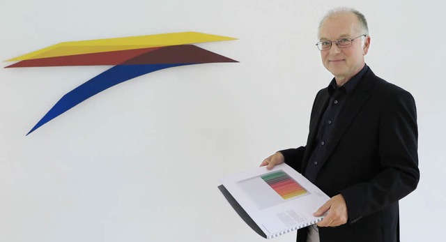 Martin Wrn in seiner Galerie Konkret vor einer Arbeit von Dra Maurer   | Foto: Dorothee Philipp