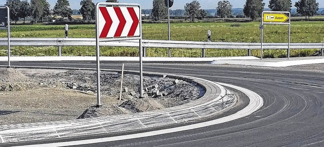 Nach nur wenigen Wochen sieht der neue...en an den weien Randsteinen entlang.   | Foto: Gnter Vollmer