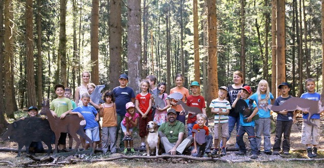 Teilnehmer der Waldwoche auf dem Schei...ahmen des Maulburger Ferienprogramms.   | Foto: Hege