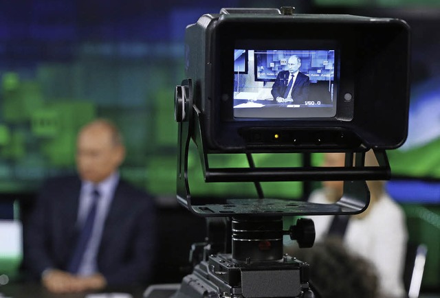 Prsident Putin im Studio des Auslands-Kanals &#8222;Russia Today&#8220;   | Foto: dpa