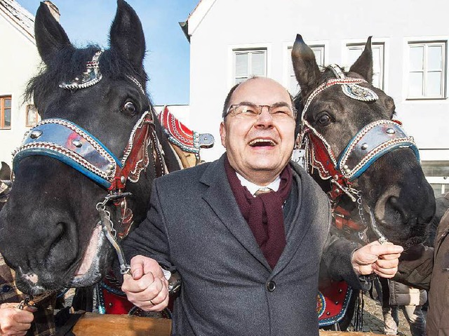 Minister Christian Schmidt (CSU) im Wi...f dem  Rossmarkt in Berching (Bayern)   | Foto: dpa