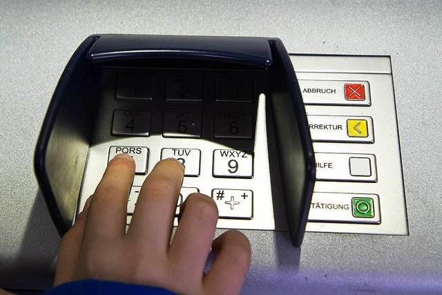 Mann manipuliert Geldautomaten im Stühlinger und in Brühl