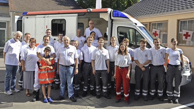 Die Kenzinger DRK-Mannschaft vor dem neuen Rettungswagen.  | Foto: Jrg Schimanski
