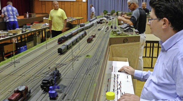 Immer ein Auge auf den Zugbetrieb hatten die Eisenbahnfreunde Breisgau.  | Foto: akh