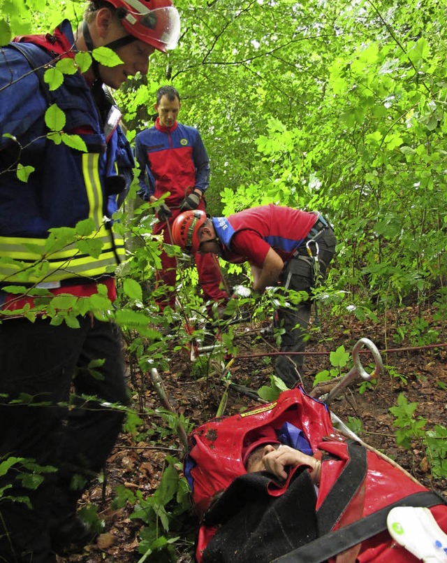 Die Bergwacht Istein bte die Bergung ...kers im unwegsamen Gelnde im Engetal.  | Foto: Jutta Schtz