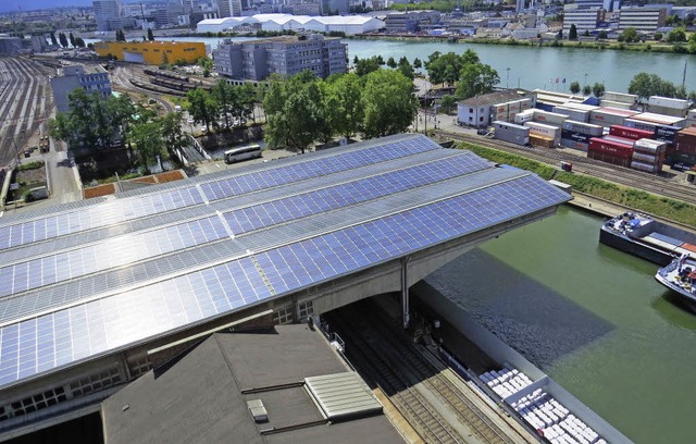 Solarpaneele auf dem Dach der Firma Rhenus.   | Foto: ZVG