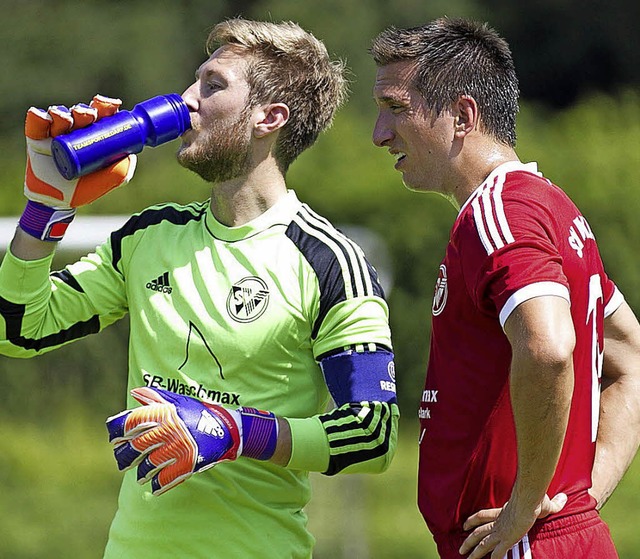 Krftiger Schluck aus der Pulle vor de... mit Spielertrainer Benjamin Pfahler.   | Foto: Daniel Fleig