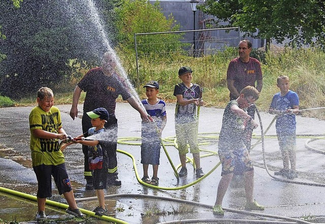 Wasser marsch: Die Wasserschlacht, an ... beteiligen durften, kam sehr gut an.   | Foto: Oliver Schmidt